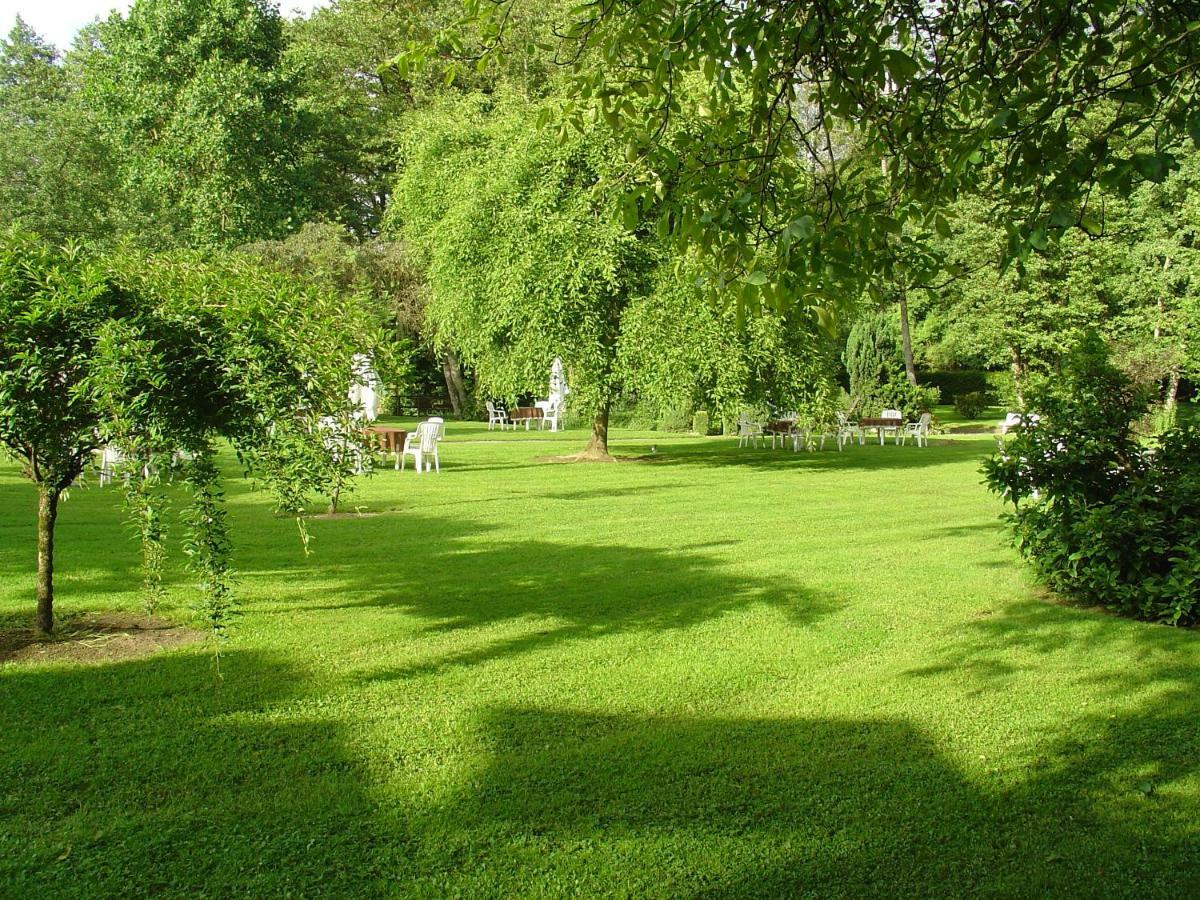 Hostellerie Le Ry D'Ave Ave-et-Auffe Buitenkant foto